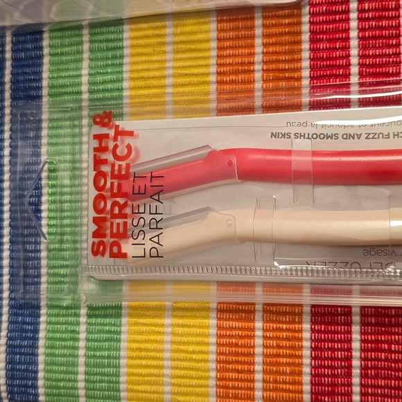 REVLON BRAND MAKEUP TOOLS BUNDLE OF 4 ITEMS - Picture 2 of 7